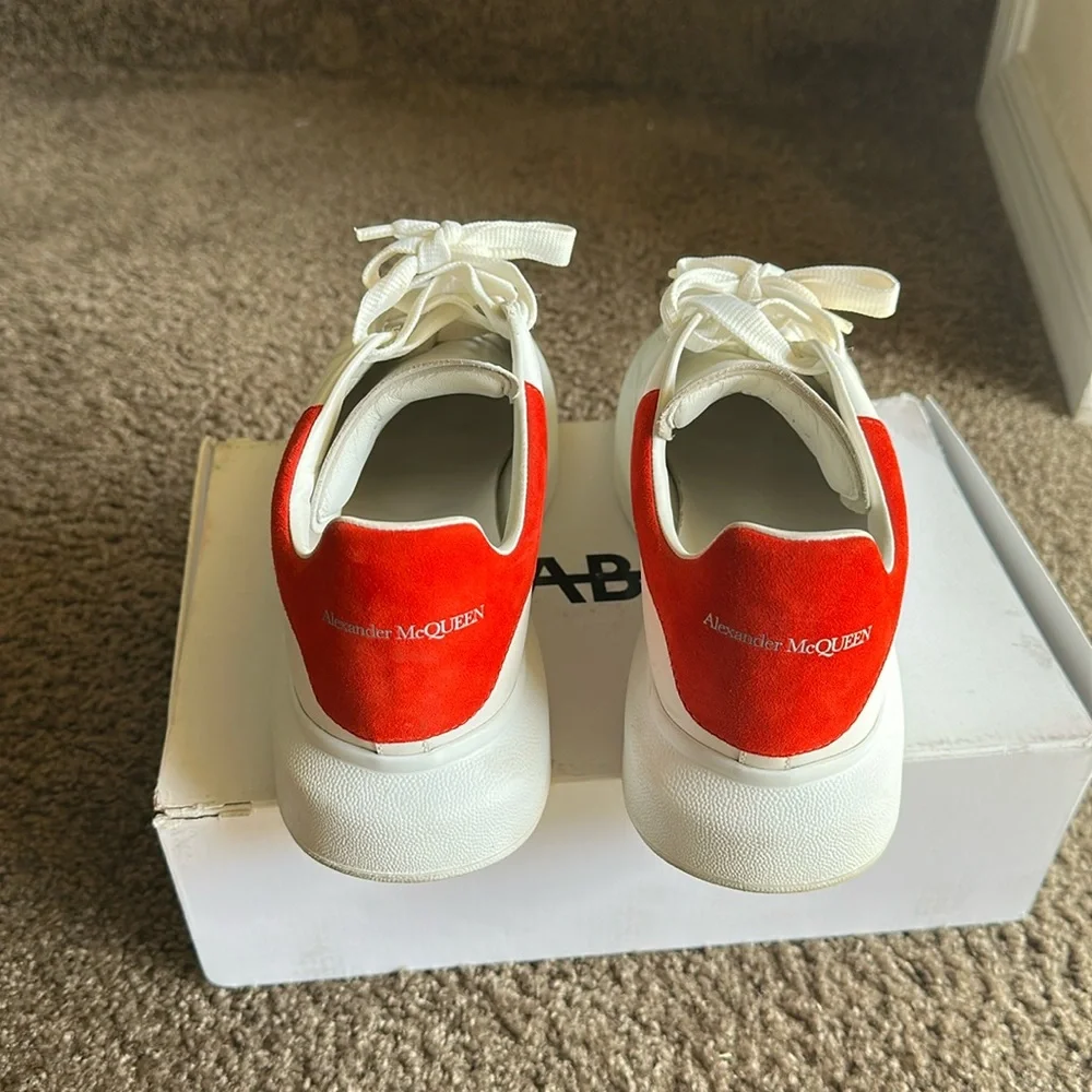 Alexander McQueen Men's Oversized
Sneaker 'Larry' in White/red. - Picture 3 of 11
